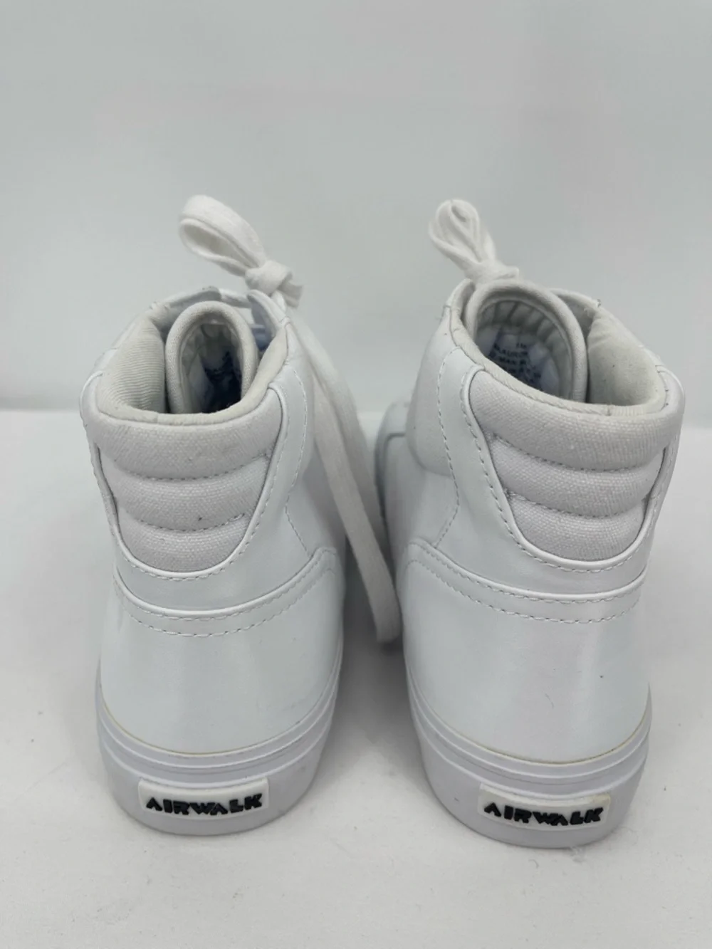 Airwalk AURORA WOMENS SIZE 9M White High-Top Sneakers with Blue Stripe